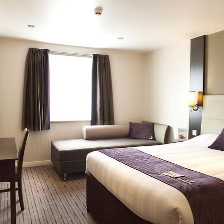 Premier Inn Chester Central - North Екстериор снимка