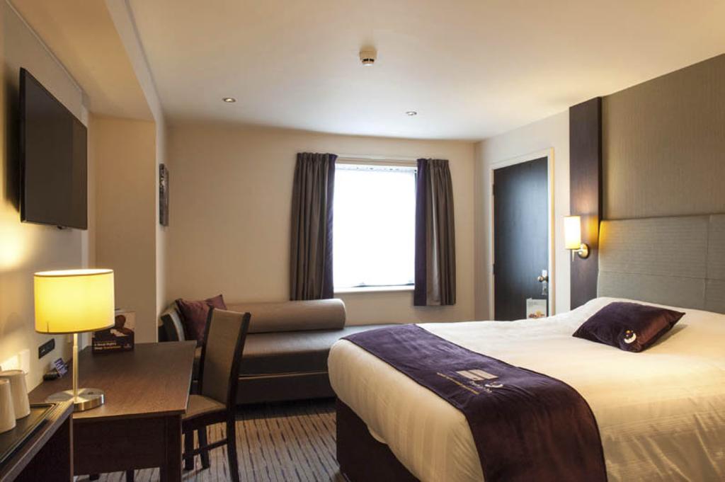 Premier Inn Chester Central - North Екстериор снимка