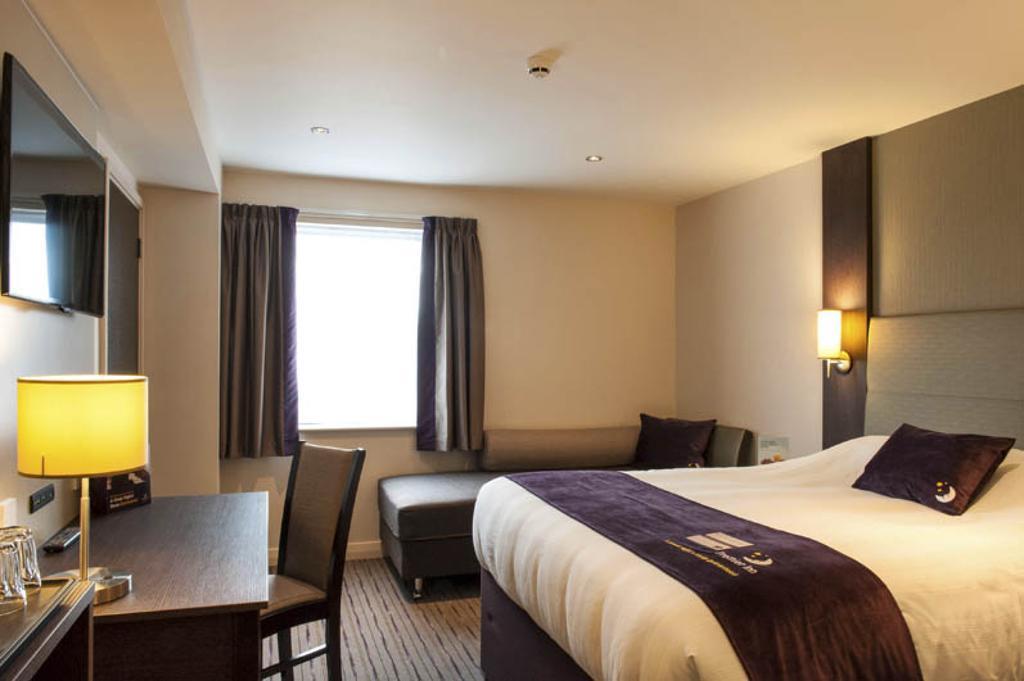 Premier Inn Chester Central - North Екстериор снимка