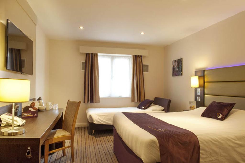 Premier Inn Chester Central - North Екстериор снимка