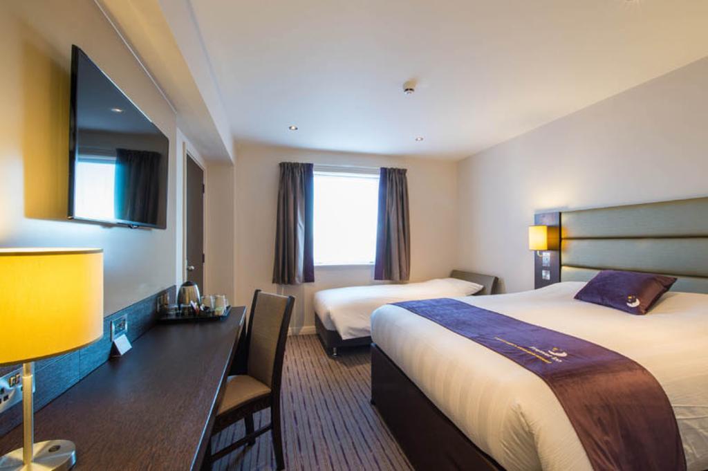 Premier Inn Chester Central - North Екстериор снимка