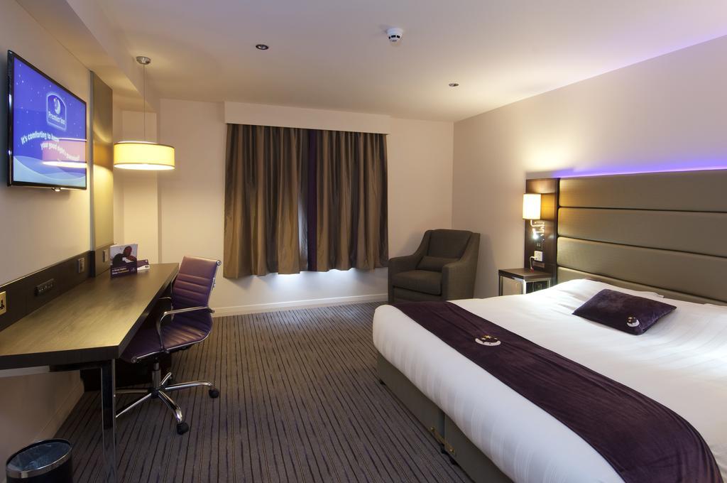 Premier Inn Chester Central - North Екстериор снимка