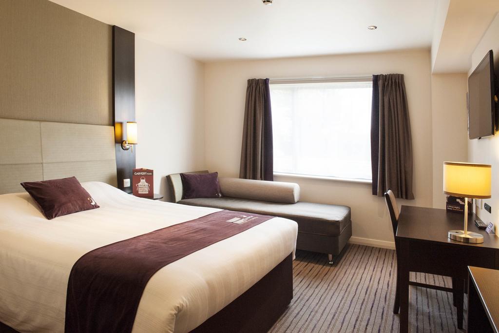 Premier Inn Chester Central - North Екстериор снимка