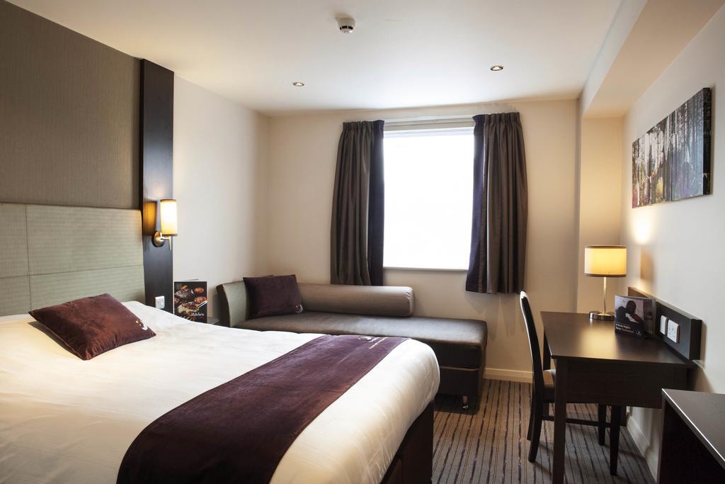 Premier Inn Chester Central - North Екстериор снимка