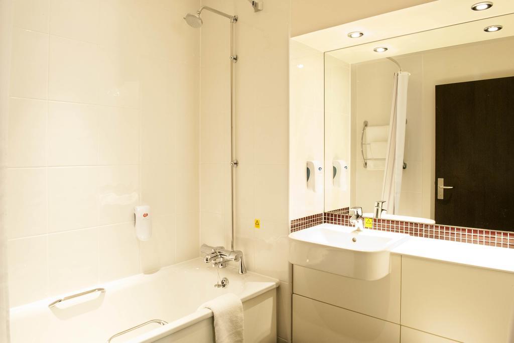 Premier Inn Chester Central - North Екстериор снимка