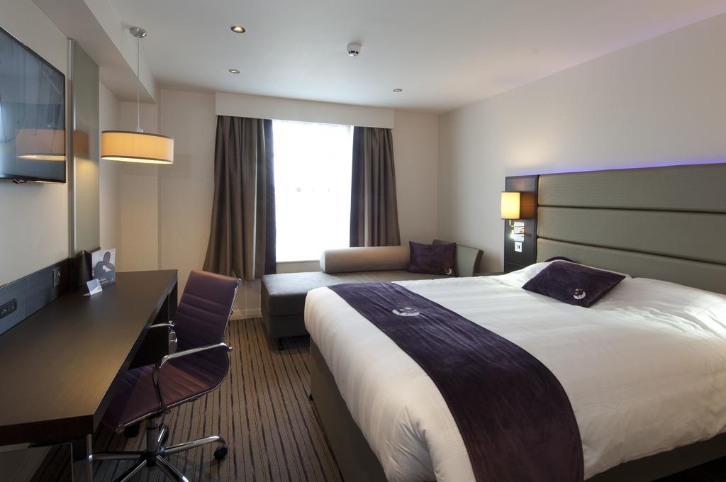 Premier Inn Chester Central - North Екстериор снимка