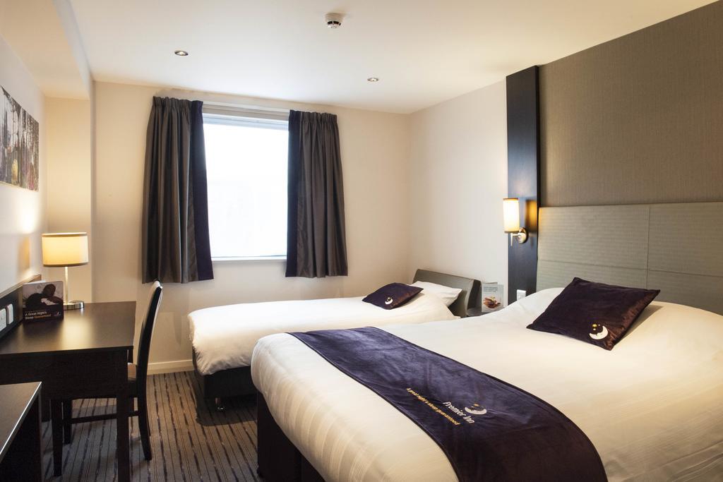 Premier Inn Chester Central - North Екстериор снимка