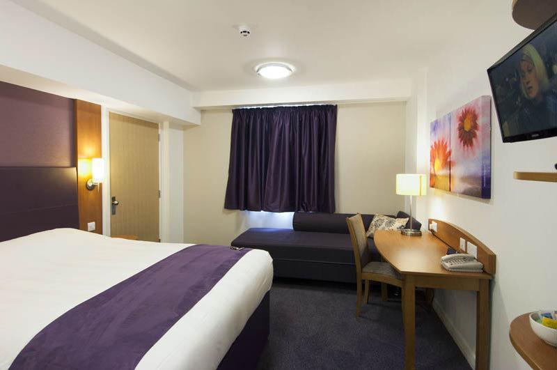 Premier Inn Chester Central - North Екстериор снимка